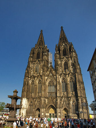 Fotos Touristen tummeln sich vor Kölner Dom | Köln