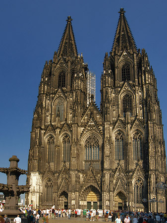 Fotos Touristen tummeln sich vor Kölner Dom