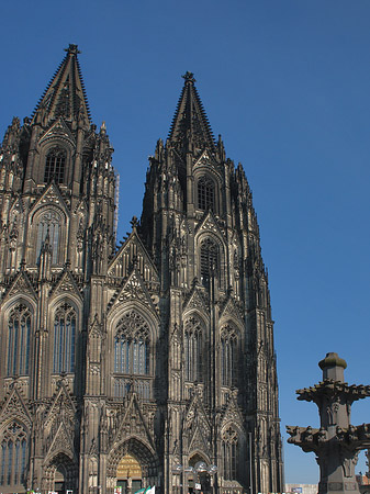 Fotos Touristen tummeln sich vor Kölner Dom