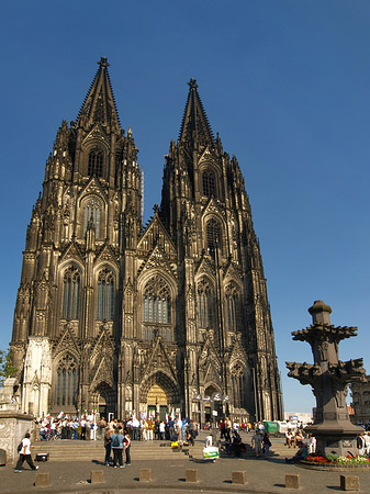 Foto Touristen tummeln sich vor Kölner Dom - Köln