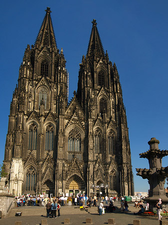 Foto Touristen tummeln sich vor Kölner Dom - Köln