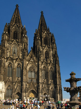 Foto Touristen tummeln sich vor Kölner Dom