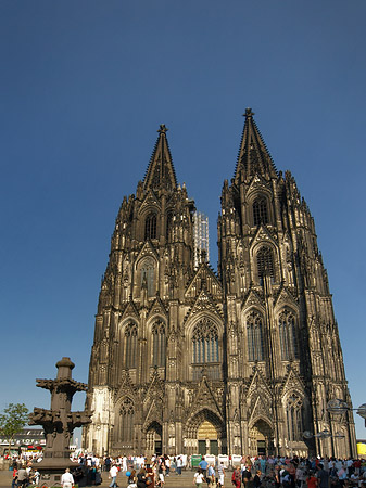 Foto Touristen tummeln sich vor Kölner Dom - Köln