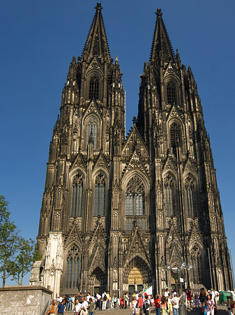 Foto Touristen tummeln sich vor Kölner Dom - Köln