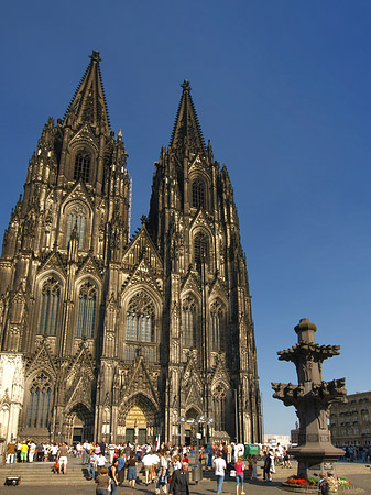 Touristen tummeln sich vor Kölner Dom