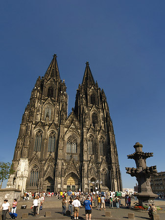 Foto Touristen tummeln sich vor Kölner Dom - Köln