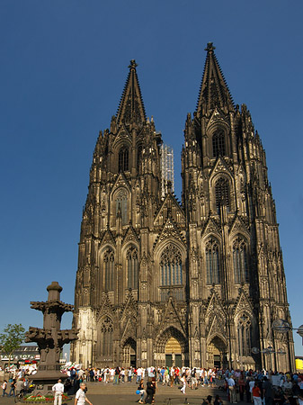 Foto Touristen tummeln sich vor Kölner Dom