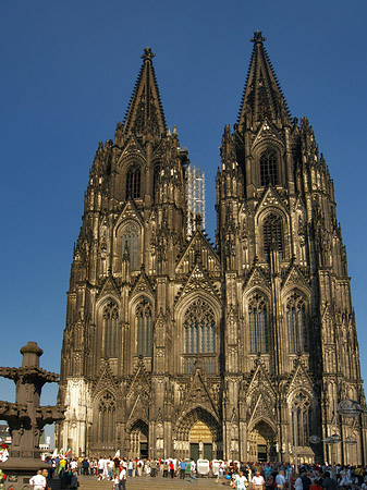 Fotos Touristen tummeln sich vor Kölner Dom | Köln