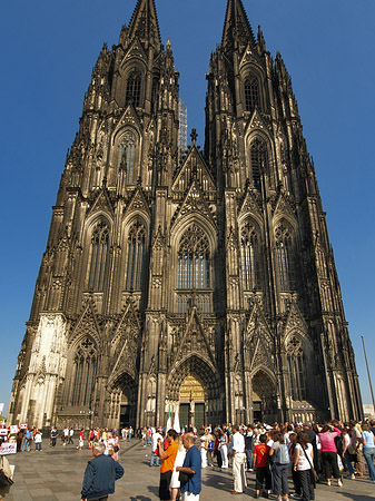 Foto Touristen tummeln sich vor Kölner Dom