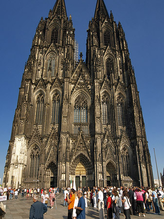 Fotos Touristen tummeln sich vor Kölner Dom