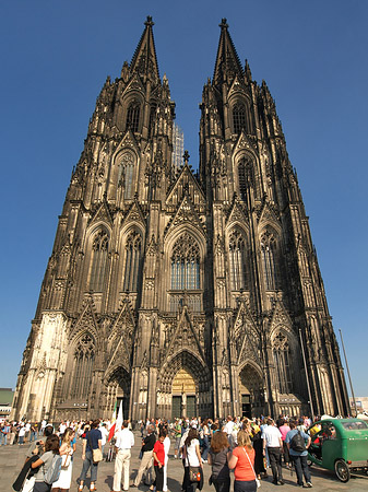 Fotos Touristen tummeln sich vor Kölner Dom