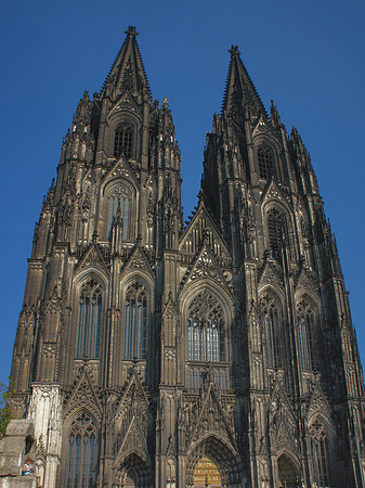 Foto Touristen tummeln sich vor Kölner Dom - Köln