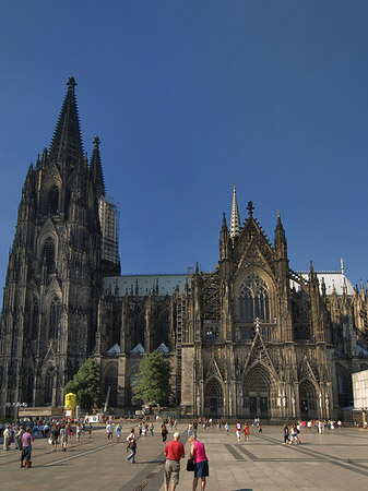 Touristen tummeln sich vor Kölner Dom Foto 