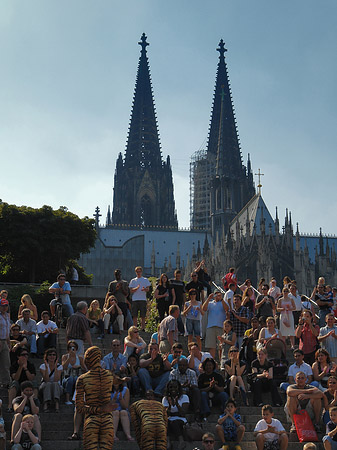 Touristen auf dem Weg zum Kölner Dom