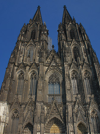 Touristen tummeln sich vor Kölner Dom