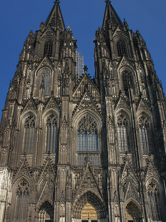 Touristen tummeln sich vor Kölner Dom Foto 