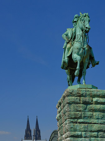 Kölner Dom mit Reiterstatue