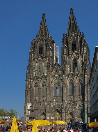 gelbe Sonnenschirme vor Kölner Dom