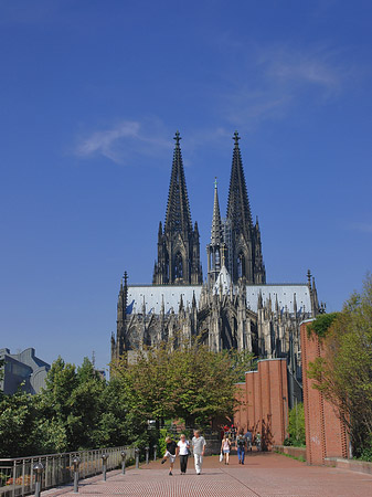 Foto Touristen auf dem Weg zum Kölner Dom