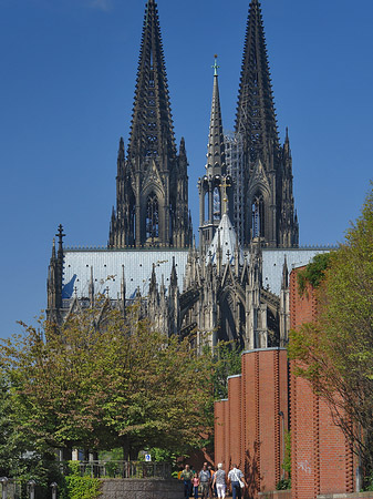 Foto Touristen auf dem Weg zum Kölner Dom - Köln