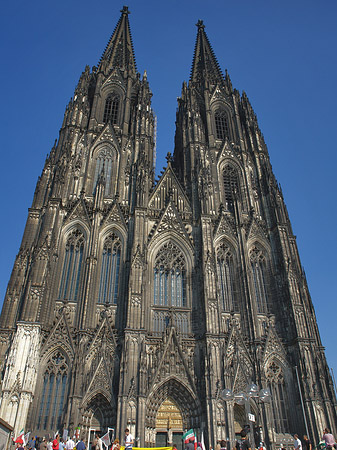 Menschen beim Kölner Dom Foto 