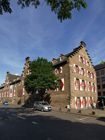 Kölnisches Stadtmuseum mit Straße