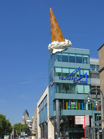 Neumarkt Galerie mit Straße