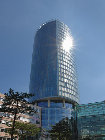 Foto Triangelturm hinter Häusern - Köln