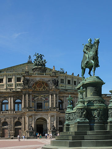 König-Johann-Statue mit Semperoper Fotos