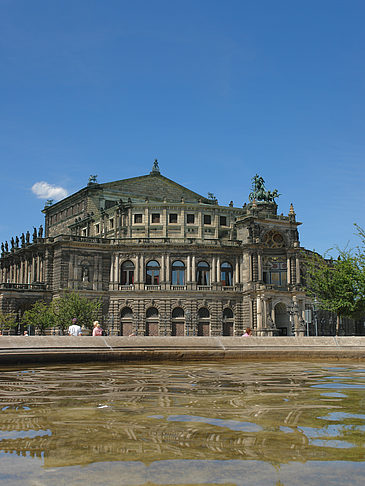 Semperoper mit Springbrunnen