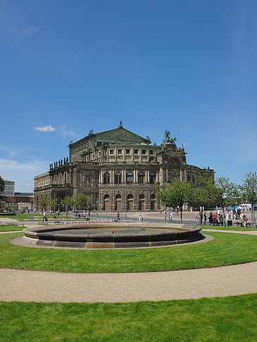 Semperoper mit Springbrunnen Fotos