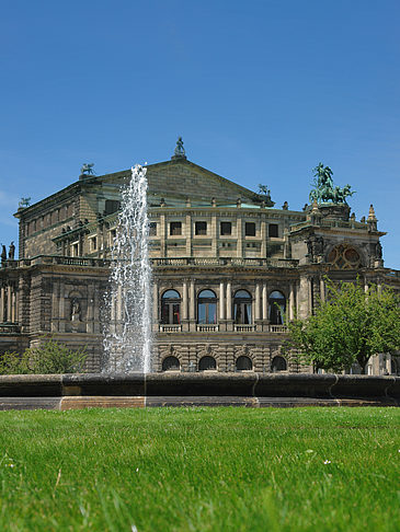 Semperoper mit Springbrunnen Fotos