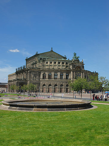 Fotos Semperoper mit Springbrunnen