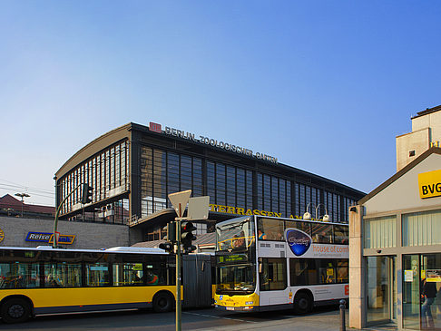 Busse am Bahnhof Foto 