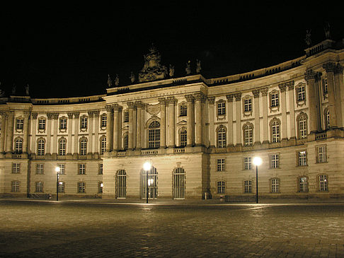 Alte Bibliothek am Bebelplatz bei Nacht Fotos