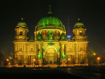 Berliner Dom bei Nacht Fotos