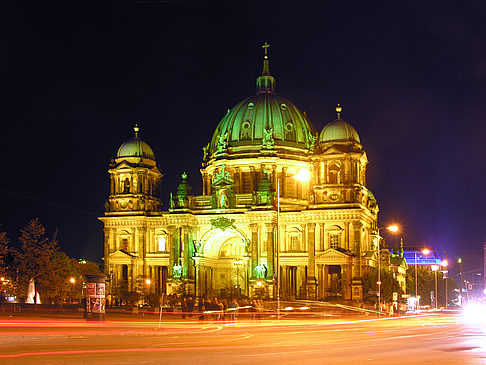 Berliner Dom bei Nacht Foto 