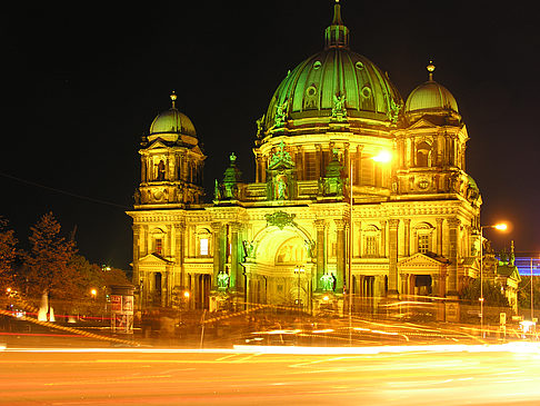 Berliner Dom bei Nacht Fotos