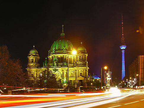 Berliner Dom bei Nacht Foto 