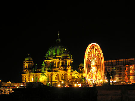 Berliner Dom bei Nacht Foto 