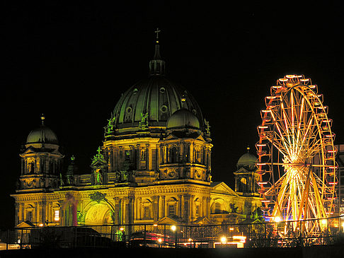 Berliner Dom bei Nacht Fotos