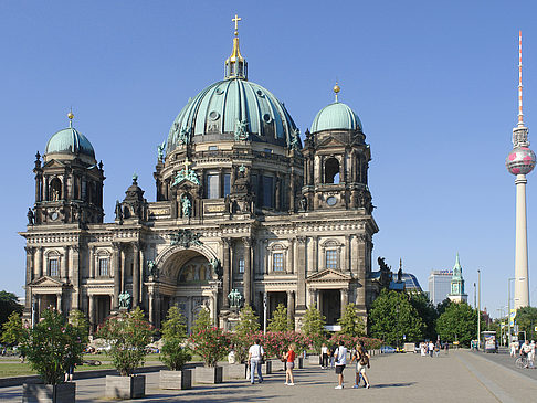 Berliner Dom mit Fernsehturm Fotos