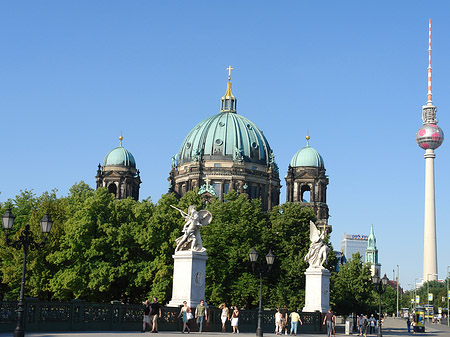 Berliner Dom mit Fernsehturm Fotos