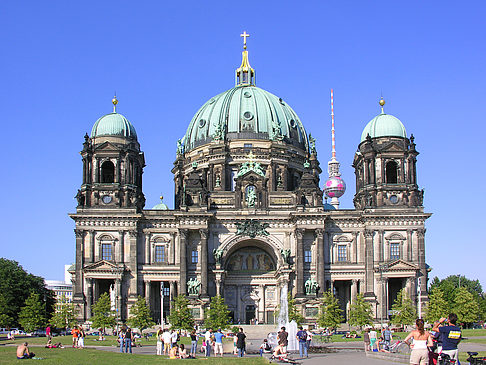 Berliner Dom mit Fernsehturm Foto 