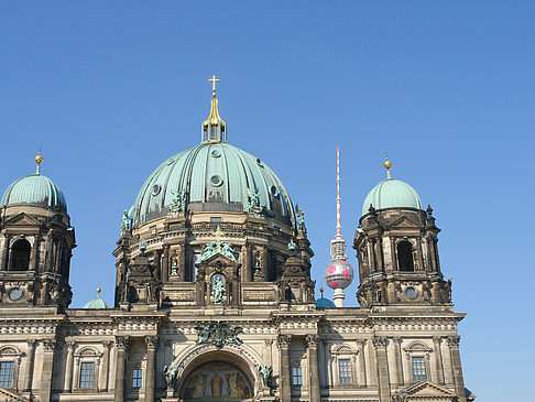 Berliner Dom mit Fernsehturm Foto 