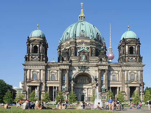 Berliner Dom mit Fernsehturm Foto 