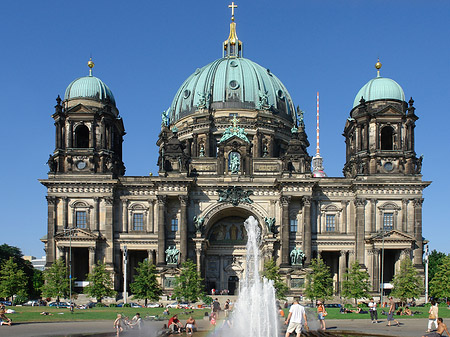 Berliner Dom mit Lustgarten Foto 