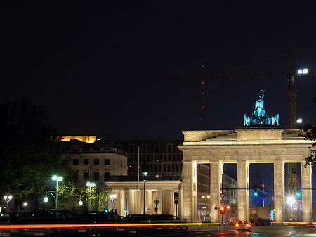 Brandenburger Tor mit Straßenverkehr Fotos