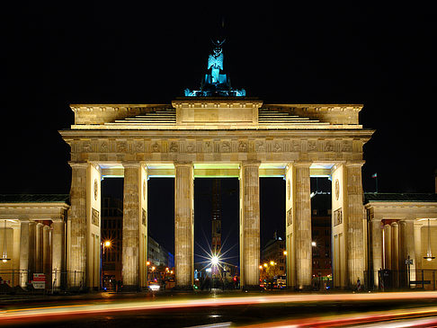 Foto Brandenburger Tor mit Straßenverkehr - Berlin