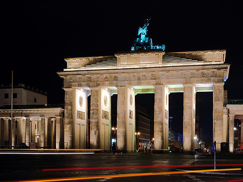 Brandenburger Tor mit Straßenverkehr